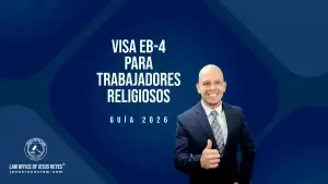Abogado explicando requisitos de visa EB-4 a trabajador religioso; Pastor celebrando servicio religioso en Estados Unidos.