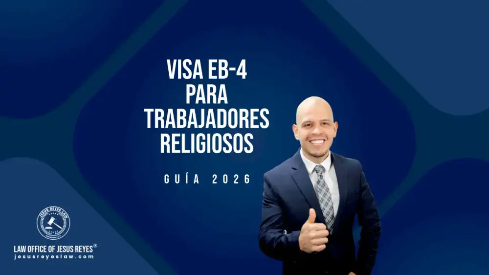 Abogado explicando requisitos de visa EB-4 a trabajador religioso; Pastor celebrando servicio religioso en Estados Unidos.